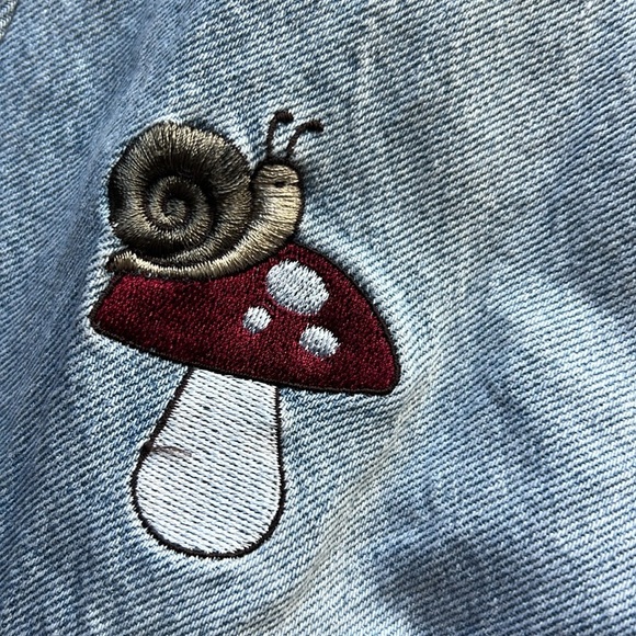 Hot Topic Denim Mom Jeans Size 11 | Frog Mushroom & Snails 🐸 🍄 🐌 - Picture 3 of 10